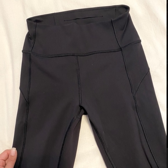 Lululemon 'In Movement' 28", HR Everlux Leggings - Picture 2 of 3